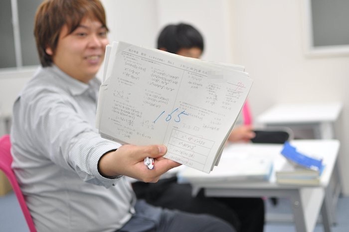 テストの答案を見せる後藤先生