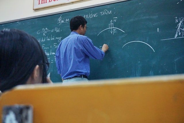 物理を教えている先生