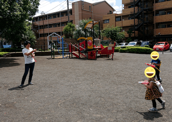 お子さんと公園で遊ぶ山田先生