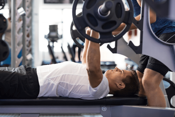 筋トレの重要種目ベンチプレスとは?現役トレーナーがやり方から注意点まで解説!