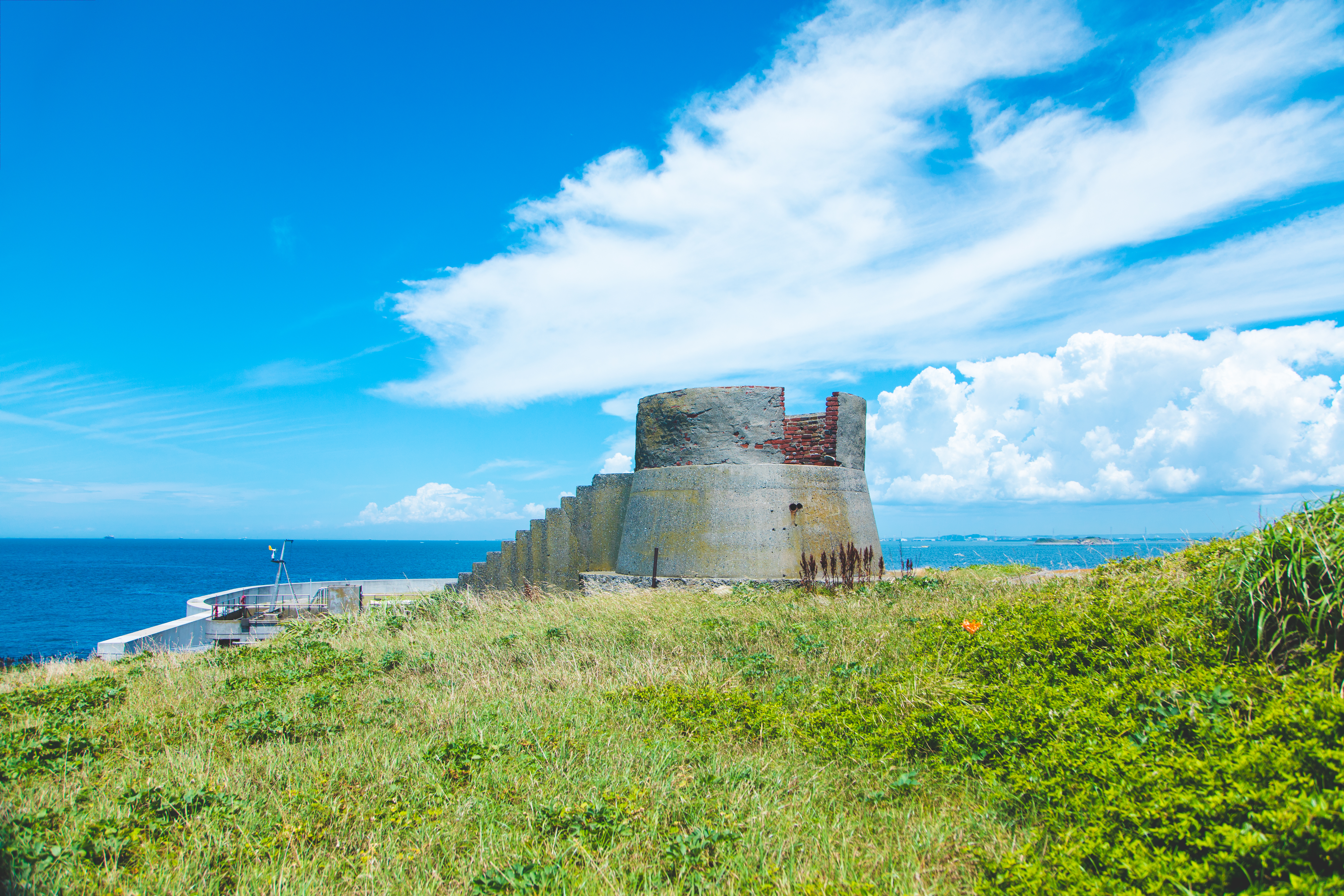 【東の〝軍艦島〟！？】東京湾のド真ん中に浮かぶ謎の人工島【立入禁止がついに開放】