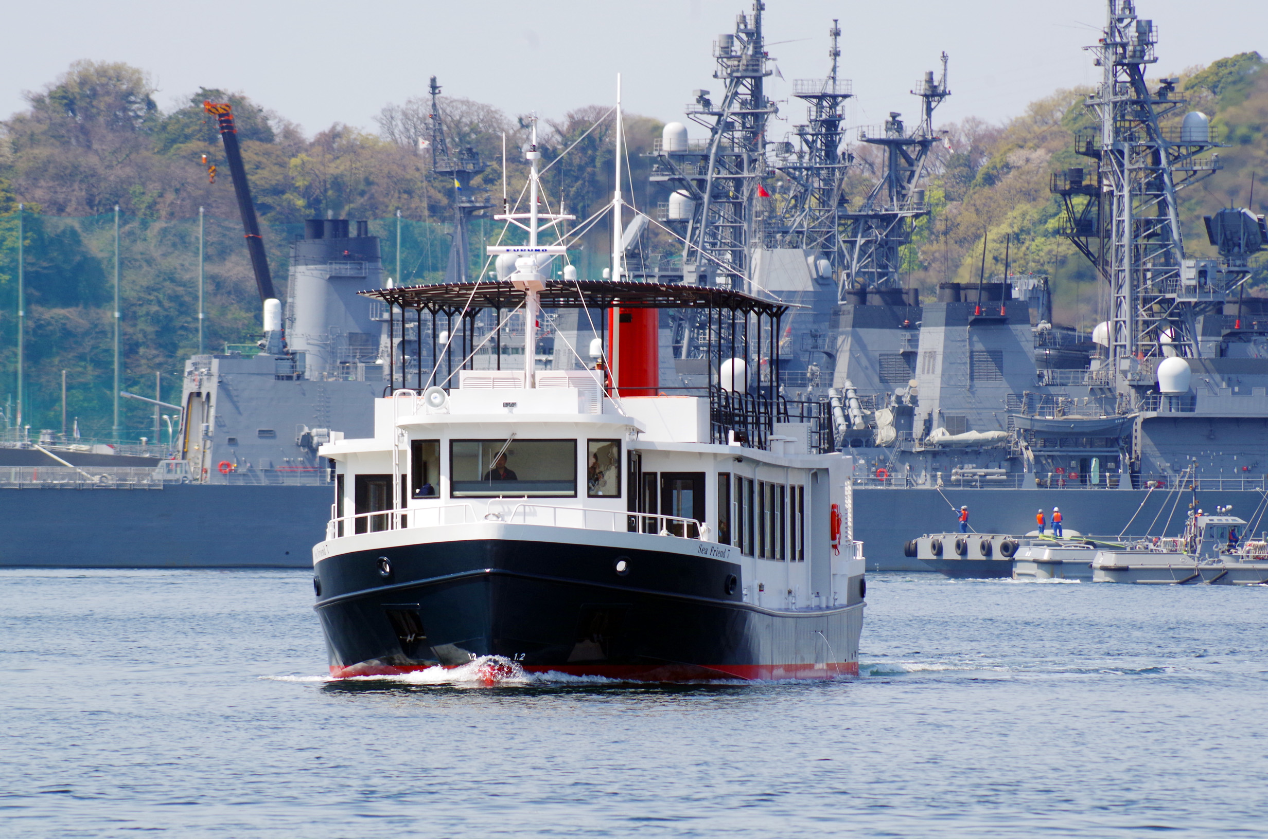 【日本で唯一!】日米の艦船を間近に見られる45分間のクルージングツアー!